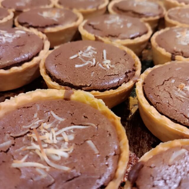 こんにちはWIZ365です。

タルトシリーズ。

エッグタルト、チーズタルトに続き、新商品！

チョコチーズタルトです。

オススメです。

熊本市中央区上水前寺1丁目6-36九州電力熊本支店1階
☎︎096-200-9354

営業時間：11:00~19:00 (土・日・祝　17:00cIose)
ランチ：11:30~15:00 (L.O.14:30)
カフェ：1400~17:00 (L.O.16:00)
テイクアウト：11:00~19:00 (L.O.18:30)
定休日：水曜日

#WIZ365
#健軍ベーカリー
#ランチ
#お弁当
#お惣菜
#カレー
#オードブル
#スイーツ
#プリン
#テイクアウト
#配達
#フルーツバター
#熊本上水前寺