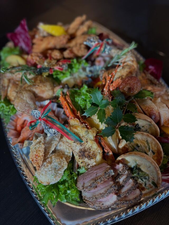 🎄

2025年『Xmasオードブル &チキン』ご予約受付中です‼️

お待たせいたしました😊✨
少しずつXmasや年末に向けてご準備をスタートさせる時期が来ましたね🥰
年末は楽しいイベントが盛りだくさんで、WIZ365はその彩りを添えられたらと思います。
さて、今回はクリスマスのご案内です🎄
今年はさらにメニューが増えて、ピザも登場です‼️🍕
オードブルは数量限定となりますので、お早めのご予約がおすすめです！！
そしてなんと‼️早期ご予約特典として、1万円以上のオードブルをご注文でスパークリングワインフルボトルを1本プレゼントです🎁🍾
11月末までのご予約に限ります♪
電話または店頭にてお問い合わせください💁‍♀️

『Xmasオードブル&チキン&ピザ』

𖠰オードブル𖠰

50個限定
●SANTA（サンタ）　5,000円（税込）
フライドチキン、ローストビーフが入ります。

30個限定
●STAR（スター）　10,000円（税込）
ローストチキンレッグ、ローストビーフが入ります。

30個限定
●NOEL（ノエル）　15,000円（税込）
ローストチキン（1羽）、ローストビーフが入ります。

✰おすすめ✰
●PIZZA （全4種類）各2,800円（税込）
•照り焼きチキン
•マヨコーン
•フルーツカスタード
•フレッシュトマトとモッツァレラのマルゲリータ
みんな大好きなピザ！子供から大人までお好きなメニューです！オードブルやチキンとご一緒に！

●ローストチキン（1羽）　4,000円（税込）
チキンのお腹には自家製リゾットがたっぷり入った、クリスマスを豪華に彩ってくれる一品です。

●チキンバスケット　3,000円（税込）
フライドチキンや、当店人気の唐揚げ、ポテトが入った人気3種のバスケットです。

●チキンレッグ（1本）　700円（税込）
人数に合わせて購入できるチキンレッグです。特製タレがたまらない美味しさです。

ありがたい事に、オードブルは去年特に大好評でしたので、お早めにご予約ください🙏

販売期間
2025年12月19日(金)〜25日(木)まで
※24日(水)は営業いたします

WIZ365
熊本市中央区上水前寺1丁目6-36九州電力熊本支店1階
☎︎096-200-9354
※ご予約はDM等では受け付けておりません。

営業時間：11:00~19:00 (L.O.18:30)
 (土・日 17:00 close)
テイクアウト：11:00~19:00 
　　　　　(土・日 11:00〜17:00 )
ランチ：11:30~15:00(L.O.14:30)
カフェタイム：14:00〜17:00 (L.O.16:00)

定休日：水曜日

#クリスマス
#オードブル
#ローストチキン
#チキンバスケット
#ピザ
#wiz365
#お惣菜
#お弁当
#ランチ
#スイーツ
#オードブル
#テイクアウト
#九電
#プリン
#ケーキ
#配達
#上水前寺
#九州電力