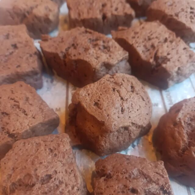 こんにちはWIZ365です。

今回は、シンプルにチョコ生地にしました。

ティータイムに♪

熊本市中央区上水前寺1丁目6-36九州電力熊本支店1階
☎︎096-200-9354

営業時間：11:00~19:00 (土・日・祝　17:00cIose)
ランチ：11:30~15:00 (L.O.14:30)
カフェ：1400~17:00 (L.O.16:00)
テイクアウト：11:00~19:00 (L.O.18:30)
定休日：水曜日

#WIZ365
#健軍ベーカリー
#ランチ
#お弁当
#お惣菜
#カレー
#オードブル
#スイーツ
#プリン
#テイクアウト
#配達
#フルーツバター
#熊本上水前寺