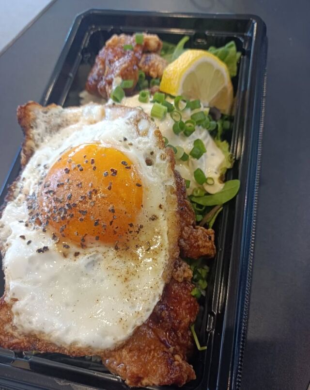 こんにちはWIZ365です。

照りタル唐揚げ丼。

スタッフオススメです！

熊本市中央区上水前寺1丁目6-36九州電力熊本支店1階☎︎096-200-9354

営業時間：11:00~19:00 (土・日・祝　17:00cIose)
ランチ：11:30~15:00 (L.O.14:30)
カフェ：1400~17:00 (L.O.16:00)
テイクアウト：11:00~19:00 (L.O.18:30)
定休日：水曜日

#WIZ365
#健軍ベーカリー
#ランチ#お弁当
#お惣菜#カレー
#オードブル
#スイーツ
#プリン
#テイクアウト
#配達
#フルーツバター
#熊本上水前寺