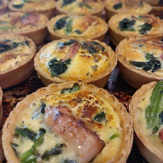 こんにちはWIZ365です。

ベーコン＆ほうれん草のキッシュロレーヌです。

Xmasオードブルの仕込み中。

熊本市中央区上水前寺1丁目6-36九州電力熊本支店1階☎︎096-200-9354

営業時間：11:00~19:00 (土・日・祝　17:00cIose)
ランチ：11:30~15:00 (L.O.14:30)
カフェ：1400~17:00 (L.O.16:00)
テイクアウト：11:00~19:00 (L.O.18:30)
定休日：水曜日

#WIZ365
#健軍ベーカリー
#ランチ#お弁当
#お惣菜#カレー
#オードブル
#スイーツ
#プリン
#テイクアウト
#配達
#フルーツバター
#熊本上水前寺