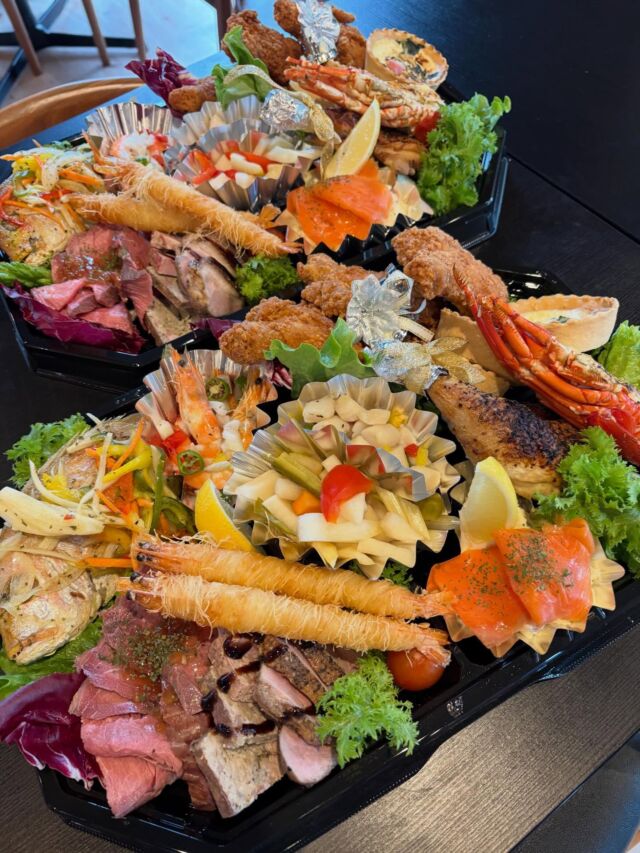 🎄

Merry Xmas❣️

皆さんはどんなクリスマスをお過ごしですか？
たくさんのオードブルやチキンのご予約ありがとうございました😊
本日は、店頭でもチキンレッグと丸鶏のローストチキン（限定2羽）を販売しております❗️

WIZ365
熊本市中央区上水前寺1丁目6-36九州電力熊本支店1階
☎︎096-200-9354
※ご予約はDM等では受け付けておりません。

営業時間：11:00~19:00 (L.O.18:30)
 (土・日 17:00 close)
テイクアウト：11:00~19:00 
　　　　　(土・日 11:00〜17:00 )
ランチ：11:30~15:00(L.O.14:30)
カフェタイム：14:00〜17:00 (L.O.16:00)
定休日：水曜日

#Xmas
#オードブル
#チキンレッグ
#ローストチキン
#ピザ
#wiz365
#お惣菜
#お弁当
#ランチ
#スイーツ
#オードブル
#テイクアウト
#九電
#プリン
#ケーキ
#配達
#上水前寺
#九州電力