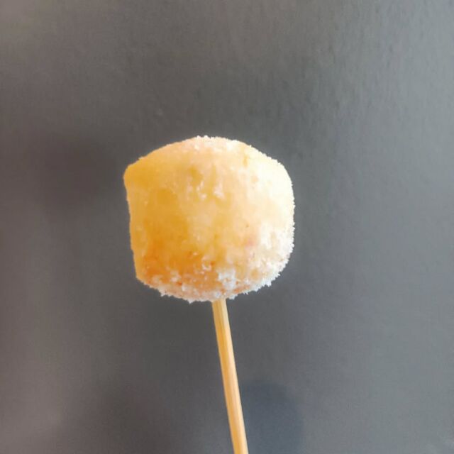 こんにちはWIZ365です。

リピーターさんが多い里芋の唐揚げ！

近日、進化して販売予定です！！

でも、進化して好き嫌いが分かれるもしれません・・・が、スタッフは、進化した方が好きでした。

お楽しみに。

熊本市中央区上水前寺1丁目6-36九州電力熊本支店1階☎︎096-200-9354

営業時間：11:00~19:00 (土・日・祝　17:00cIose)
ランチ：11:30~15:00 (L.O.14:30)
カフェ：1400~17:00 (L.O.16:00)
テイクアウト：11:00~19:00 (L.O.18:30)
定休日：水曜日

#WIZ365
#健軍ベーカリー
#ランチ#お弁当
#お惣菜#カレー
#オードブル
#スイーツ
#プリン
#テイクアウト
#配達
#フルーツバター
#熊本上水前寺