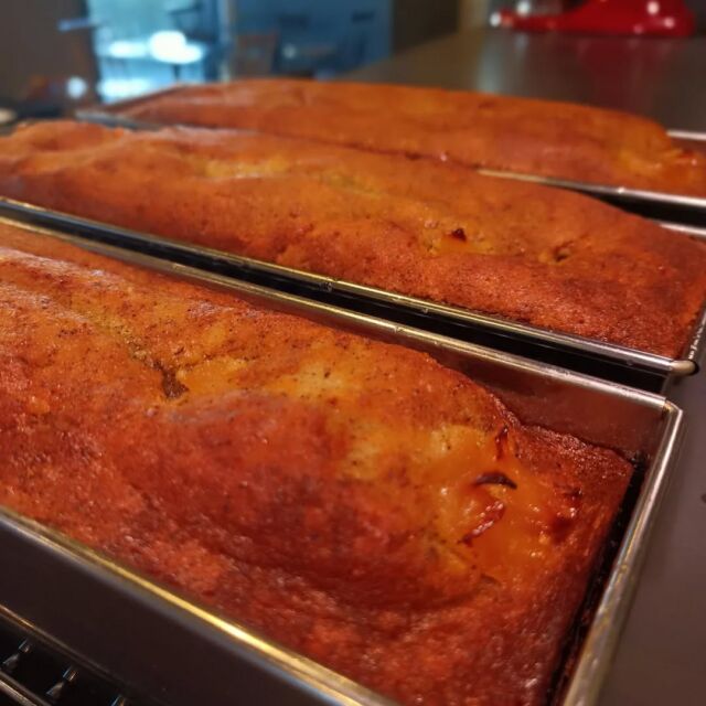 こんにちはWIZ365です。

人気のパウンドケーキ。

今回は、アールグレイ＆リンゴのパウンドケーキです。

リンゴのコンポートか入ってます。

熊本市中央区上水前寺1丁目6-36九州電力熊本支店1階☎︎096-200-9354

営業時間：11:00~19:00 (土・日・祝　17:00cIose)
ランチ：11:30~15:00 (L.O.14:30)
カフェ：1400~17:00 (L.O.16:00)
テイクアウト：11:00~19:00 (L.O.18:30)
定休日：水曜日

#WIZ365
#健軍ベーカリー
#ランチ#お弁当
#お惣菜#カレー
#オードブル
#スイーツ
#プリン
#テイクアウト
#配達
#フルーツバター
#熊本上水前寺