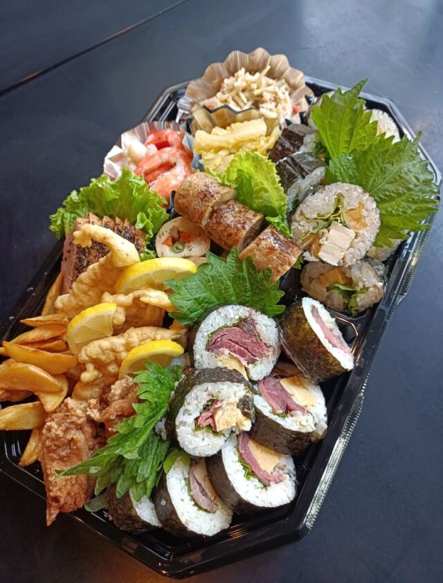 こんにちはWIZ365です。

恵方巻オードブル。

ボリュームたっぷりです！

2月15日まで、ご予約受けつけしております。

熊本市中央区上水前寺1丁目6-36九州電力熊本支店1階☎︎096-200-9354

営業時間：11:00~19:00 (土・日・祝　17:00cIose)
ランチ：11:30~15:00 (L.O.14:30)
カフェ：1400~17:00 (L.O.16:00)
テイクアウト：11:00~19:00 (L.O.18:30)
定休日：水曜日

#WIZ365
#健軍ベーカリー
#ランチ#お弁当
#お惣菜カレー
オードブル
スイーツや
プリン
テイクアウト
配達
フルーツバター
熊本上水前寺