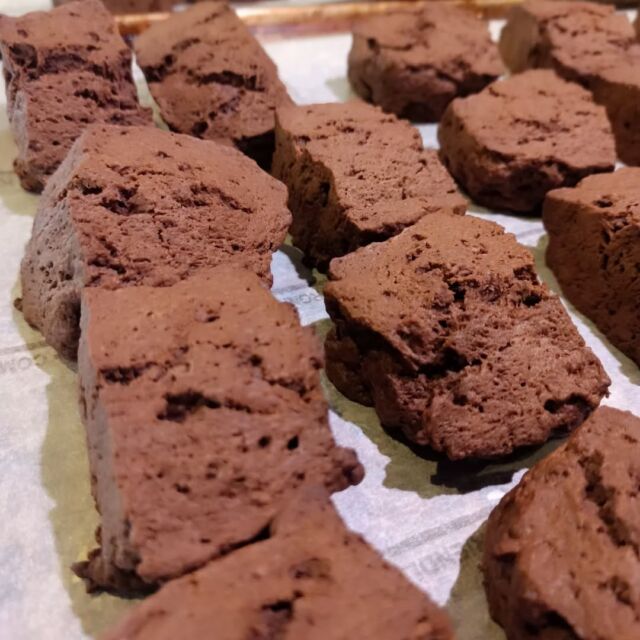 こんにちはWIZ365です。

カカオスコーンと抹茶スコーン。

焼き上がりました！

今日は、Valentine　Dayなので、ほんの気持ちとして渡すのもいいかも(*^^*)

熊本市中央区上水前寺1丁目6-36九州電力熊本支店1階☎︎096-200-9354

営業時間：11:00~19:00 (土・日・祝　17:00cIose)
ランチ：11:30~15:00 (L.O.14:30)
カフェ：1400~17:00 (L.O.16:00)
テイクアウト：11:00~19:00 (L.O.18:30)
定休日：水曜日

#WIZ365
#健軍ベーカリー
#ランチ#お弁当
#お惣菜カレー
オードブル
スイーツや
プリン
テイクアウト
配達
フルーツバター
熊本上水前寺