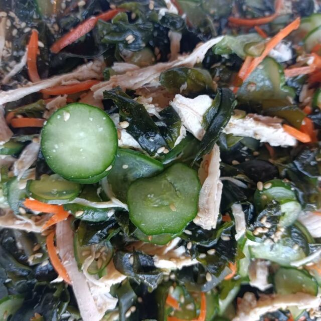 こんにちはWIZ365です。

WIZのお惣菜。

自家製蒸し鶏とわかめの酢の物。

おかずの1品にどうぞ。

熊本市中央区上水前寺1丁目6-36九州電力熊本支店1階☎︎096-200-9354

営業時間：11:00~19:00 (土・日・祝　17:00cIose)
ランチ：11:30~15:00 (L.O.14:30)
カフェ：1400~17:00 (L.O.16:00)
テイクアウト：11:00~19:00 (L.O.18:30)
定休日：水曜日

#WIZ365
#健軍ベーカリー
#ランチ#お弁当
#お惣菜カレー
オードブル
スイーツや
プリン
テイクアウト
配達
フルーツバター
熊本上水前寺