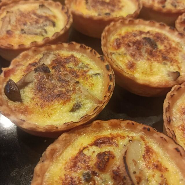 こんにちはWIZ365です。

きのこのキッシュ。

本日、ご予約いただきた「おつまみセット」に入ります。

熊本市中央区上水前寺1丁目6-36九州電力熊本支店1階☎︎096-200-9354

営業時間：11:00~19:00 (土・日・祝　17:00cIose)
ランチ：11:30~15:00 (L.O.14:30)
カフェ：1400~17:00 (L.O.16:00)
テイクアウト：11:00~19:00 (L.O.18:30)
定休日：水曜日

#WIZ365
#健軍ベーカリー
#ランチ#お弁当
#お惣菜カレー
オードブル
スイーツや
プリン
テイクアウト
配達
フルーツバター
熊本上水前寺