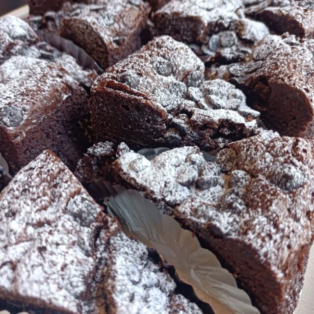 こんにちはWIZ365です。

チョコチップのガトーショコラです。
珈琲と一緒に。

熊本市中央区上水前寺1丁目6-36九州電力熊本支店1階☎︎096-200-9354

営業時間：11:00~19:00 (土・日・祝　17:00cIose)
ランチ：11:30~15:00 (L.O.14:30)
カフェ：1400~17:00 (L.O.16:00)
テイクアウト：11:00~19:00 (L.O.18:30)
定休日：水曜日

#WIZ365
#健軍ベーカリー
#ランチ#お弁当
#お惣菜カレー
オードブル
スイーツや
プリン
テイクアウト
配達
フルーツバター
熊本上水前寺