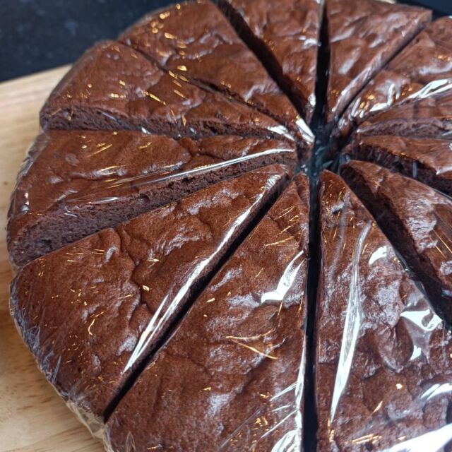 こんにちはWIZ365です。

ガトーショコラ。

しっとり濃厚チョコです！

熊本市中央区上水前寺1丁目6-36九州電力熊本支店1階☎︎096-200-9354

営業時間：11:00~18:00 (o.s17:00)
(土・日・祝　17:00cIose)
ランチ：11:30~15:00 (L.O.14:00)
カフェ：14:00~17:00 (L.O.16:00)
テイクアウト：11:00~18:00 (L.O.17:00)
定休日：水曜日

#WIZ365
#健軍ベーカリー
#ランチ#お弁当
#お惣菜
カレー
オードブル
スイーツ
プリン
テイクアウト
配達
フルーツバター
熊本上水前寺