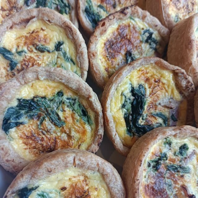 こんにちはWIZ365です。

ベーコン＆ほうれん草のキッシュ。

熊本市中央区上水前寺1丁目6-36九州電力熊本支店1階☎︎096-200-9354

営業時間：11:00~18:00 (o.s17:00)
(土・日・祝　17:00cIose)
ランチ：11:30~15:00 (L.O.14:00)
カフェ：14:00~17:00 (L.O.16:00)
テイクアウト：11:00~18:00 (L.O.17:00)
定休日：水曜日

#ランチ
#お弁当・お惣菜
#テイクアウト
#オードブル