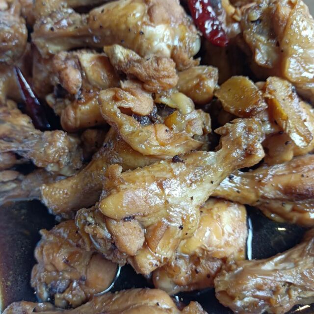 こんにちはWIZ365です。

手羽元のうま煮。

生姜がきいて美味しい！

熊本市中央区上水前寺1丁目6-36九州電力熊本支店1階☎︎096-200-9354

営業時間：11:00~18:00 (o.s17:00)
(土・日・祝　17:00cIose)
ランチ：11:30~15:00 (L.O.14:00)
カフェ：14:00~17:00 (L.O.16:00)
テイクアウト：11:00~18:00 (L.O.17:00)
定休日：水曜日

#ランチ
#お弁当・お惣菜
#テイクアウト
#オードブル