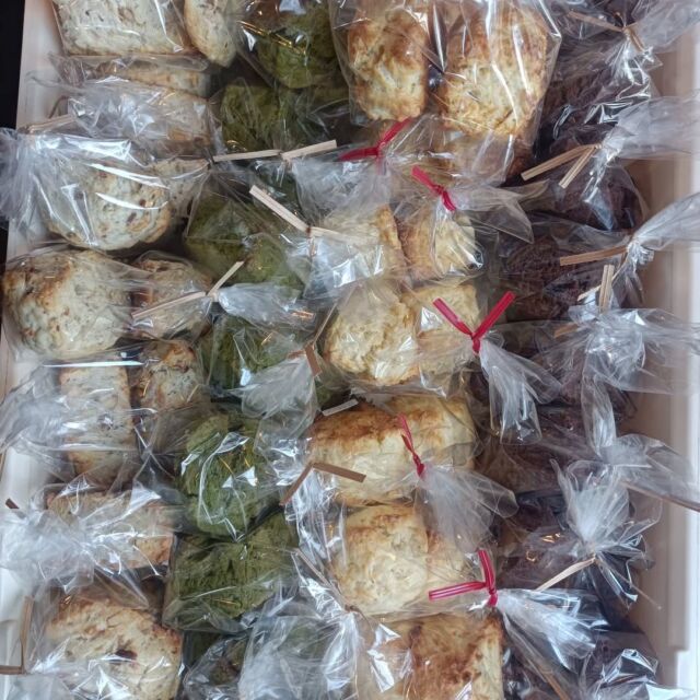 こんにちはWIZ365です。

人気のスコーン焼き上がりました。

抹茶、チョコ、ナッツ、ココナッツの４種類。

いろんなお味を楽しんでください。

熊本市中央区上水前寺1丁目6-36九州電力熊本支店1階☎︎096-200-9354

営業時間：11:00~18:00 (o.s17:00)
(土・日・祝　17:00cIose)
ランチ：11:30~15:00 (L.O.14:00)
カフェ：14:00~17:00 (L.O.16:00)
テイクアウト：11:00~18:00 (L.O.17:00)
定休日：水曜日

#ランチ
#お弁当・お惣菜
#テイクアウト
#オードブル