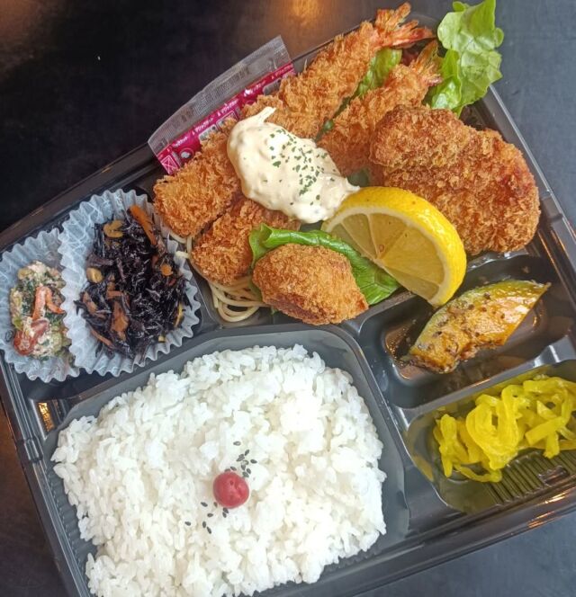 こんにちはWIZ365です。

ミックスフライ弁当。

無性に揚げ物食べたくなる時ありませんか(*^^*)

熊本市中央区上水前寺1丁目6-36九州電力熊本支店1階☎︎096-200-9354

営業時間：11:00~18:00 (o.s17:00)
(土・日・祝　17:00cIose)
ランチ：11:30~15:00 (L.O.14:00)
カフェ：14:00~17:00 (L.O.16:00)
テイクアウト：11:00~18:00 (L.O.17:00)
定休日：水曜日

#ランチ
#お弁当・お惣菜
#テイクアウト
#オードブル