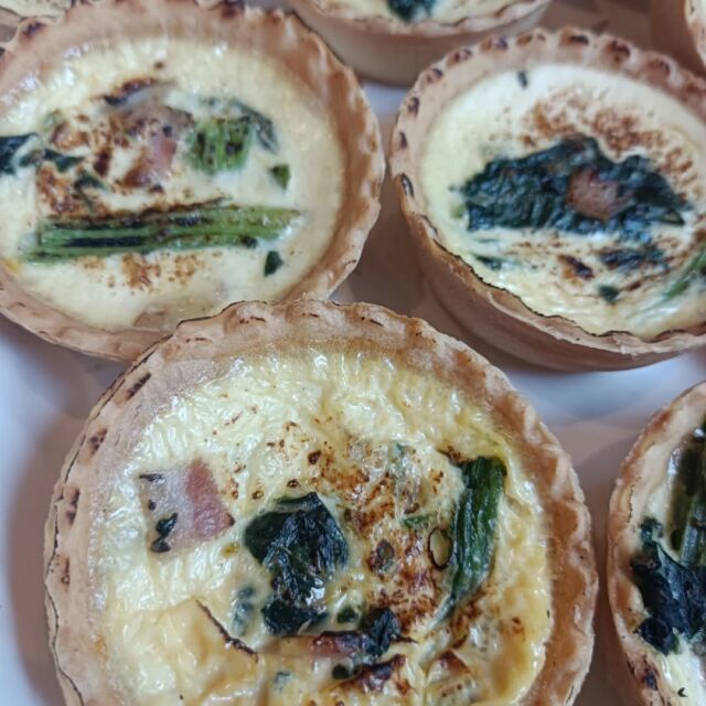 こんにちはWIZ365です。

ほうれん草＆ベーコンのキッシュ。

お酒のおつまみにどうぞ(*^^*)

熊本市中央区上水前寺1丁目6-36九州電力熊本支店1階☎︎096-200-9354

営業時間：11:00~18:00 (o.s17:00)
(土・日・祝　17:00cIose)
ランチ：11:30~15:00 (L.O.14:00)
カフェ：14:00~17:00 (L.O.16:00)
テイクアウト：1:00~18:00 (L.O.17:00)
定休日：水曜日

#ランチ
#お弁当お惣菜
#テイクアウト
#オードブル