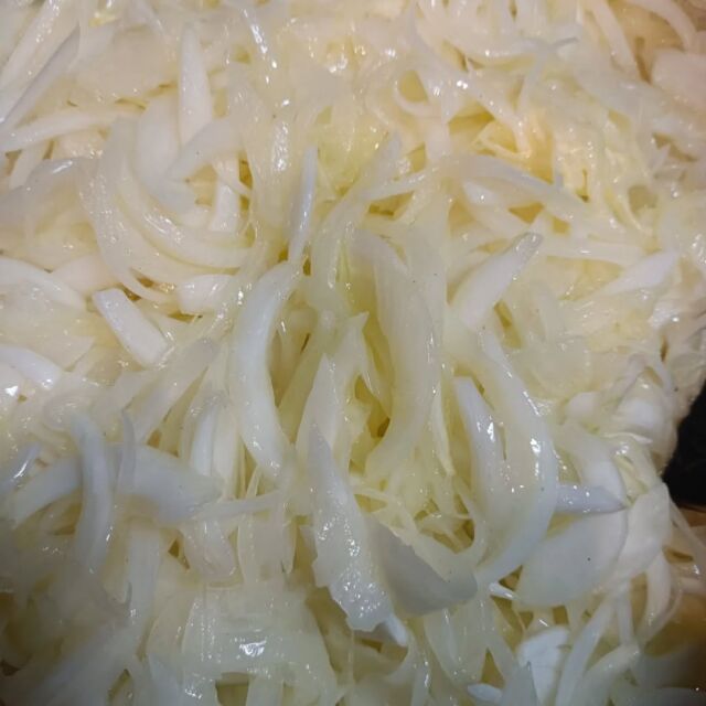 こんにちはWIZ365です。

新玉ねぎで、オニオンスープ準備中！

ランチスープに。

お楽しみに♪

熊本市中央区上水前寺1丁目6-36九州電力熊本支店1階☎︎096-200-9354

営業時間：11:00~18:00 (o.s17:00)
(土・日・祝　17:00cIose)
ランチ：11:30~15:00 (L.O.14:00)
カフェ：14:00~17:00 (L.O.16:00)
テイクアウト：1:00~18:00 (L.O.17:00)
定休日：水曜日

#ランチ
#お弁当お惣菜
#テイクアウト
#オードブル