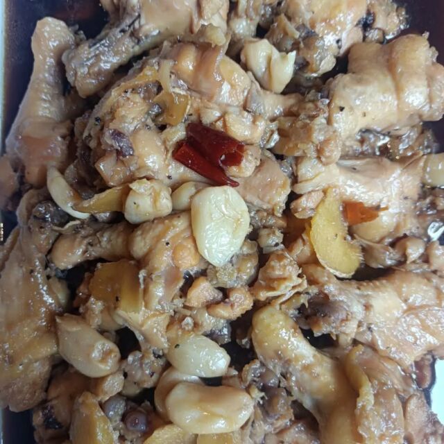 こんにちはWIZ365です。

お惣菜

手羽先のスタミナ煮です。

ニンニクを入れて煮込んでいます。

夏バテしないようスタミナつけなきゃ！

熊本市中央区上水前寺1丁目6-36九州電力熊本支店1階☎︎096-200-9354

営業時間：11:00~18:00 (o.s17:00)
(土・日・祝　17:00cIose)
ランチ：11:30~15:00 (L.O.14:00)
カフェ：14:00~17:00 (L.O.16:00)
テイクアウト：1:00~18:00 (L.O.17:00)
定休日：水曜日

#ランチ
#お弁当お惣菜
#テイクアウト
#オードブル